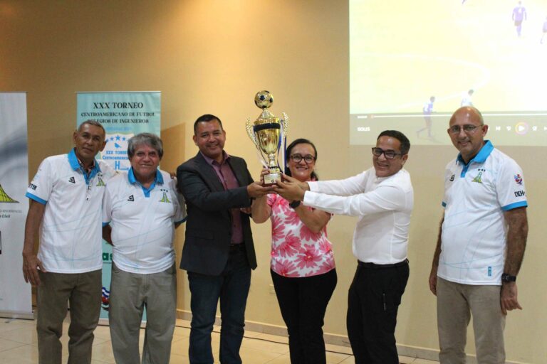 Entrega de Trofeo a CICH Noroccidente XXX Torneo Centroamericano Colegios de Ingenieros