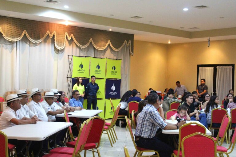 Entrega de Trofeo a CICH Noroccidente XXX Torneo Centroamericano Colegios de Ingenieros