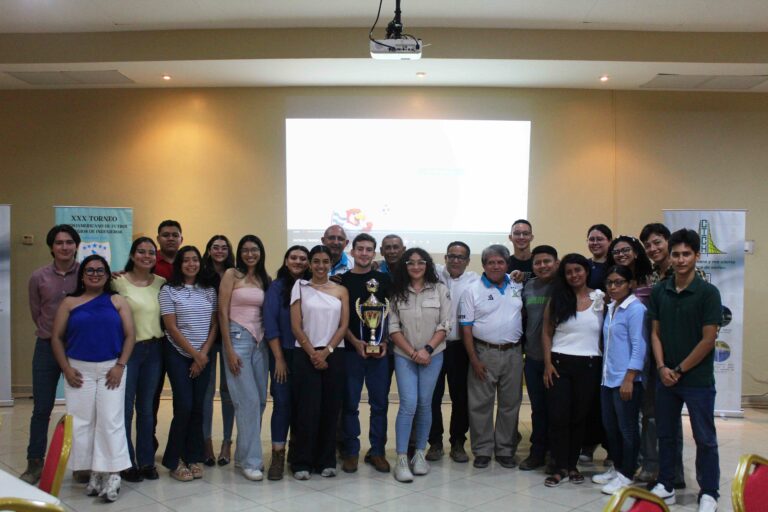 Entrega de Trofeo a CICH Noroccidente XXX Torneo Centroamericano Colegios de Ingenieros
