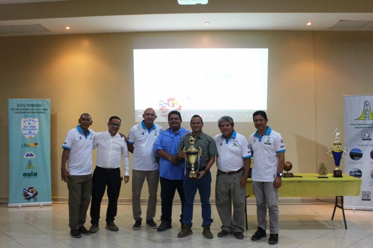 Entrega de Trofeo a CICH Noroccidente XXX Torneo Centroamericano Colegios de Ingenieros