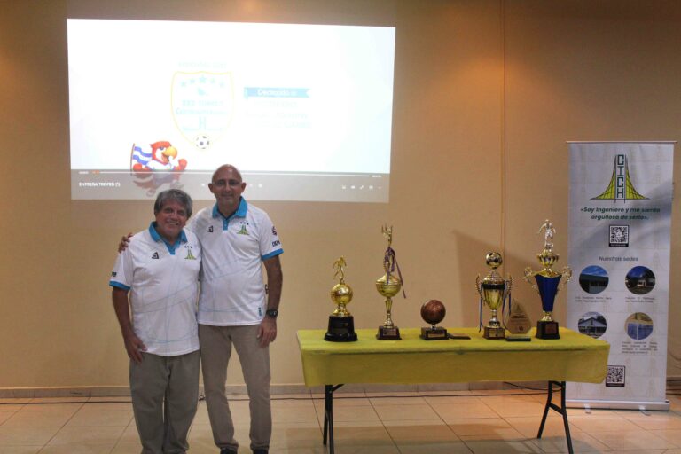 Entrega de Trofeo a CICH Noroccidente XXX Torneo Centroamericano Colegios de Ingenieros