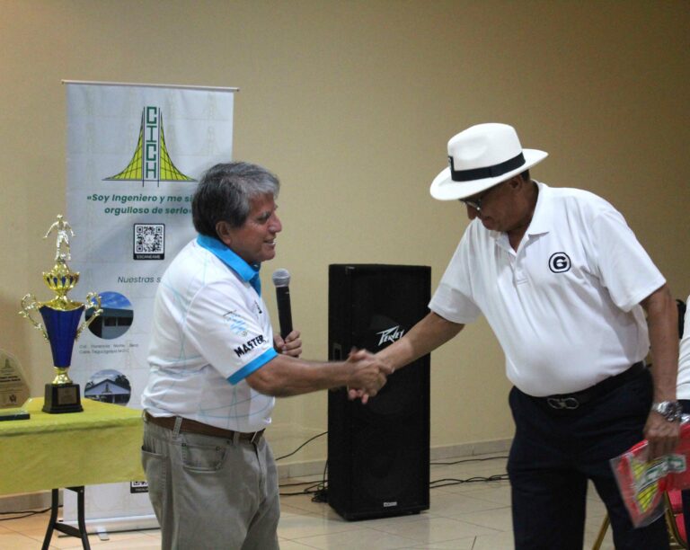 Entrega de Trofeo a CICH Noroccidente XXX Torneo Centroamericano Colegios de Ingenieros