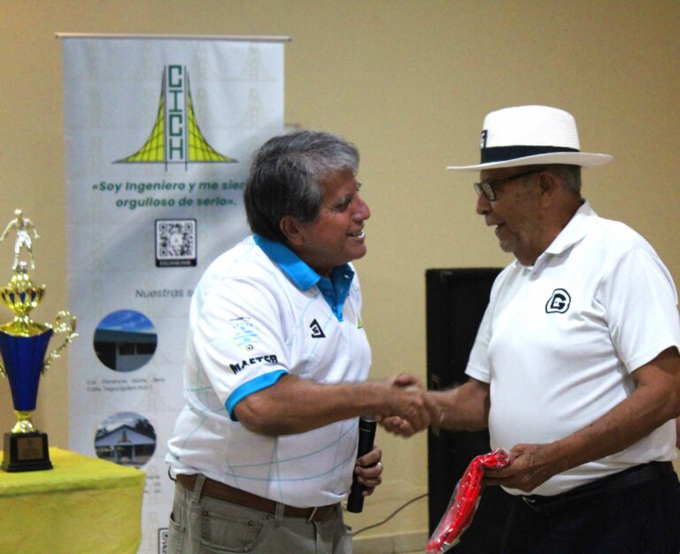 Entrega de Trofeo a CICH Noroccidente XXX Torneo Centroamericano Colegios de Ingenieros
