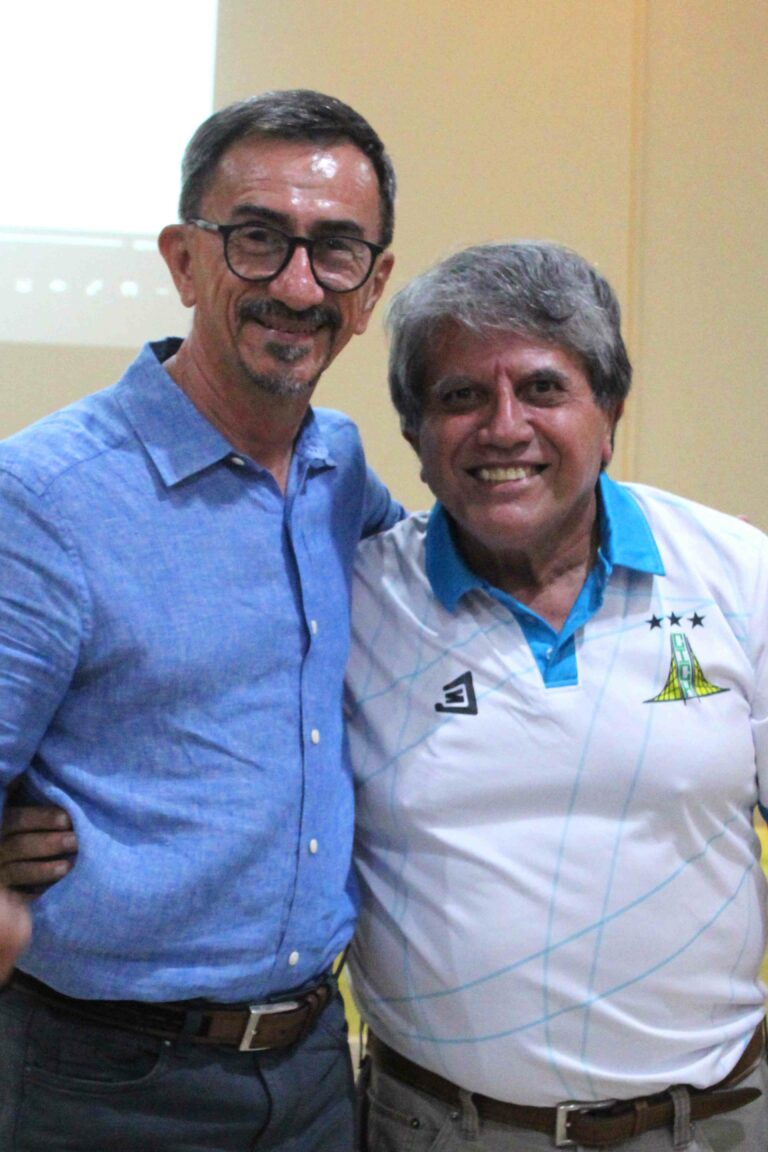 Entrega de Trofeo a CICH Noroccidente XXX Torneo Centroamericano Colegios de Ingenieros