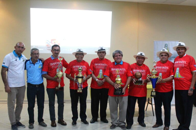 Entrega de Trofeo a CICH Noroccidente XXX Torneo Centroamericano Colegios de Ingenieros