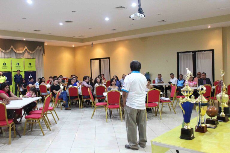Entrega de Trofeo a CICH Noroccidente XXX Torneo Centroamericano Colegios de Ingenieros