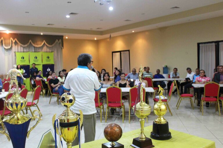 Entrega de Trofeo a CICH Noroccidente XXX Torneo Centroamericano Colegios de Ingenieros